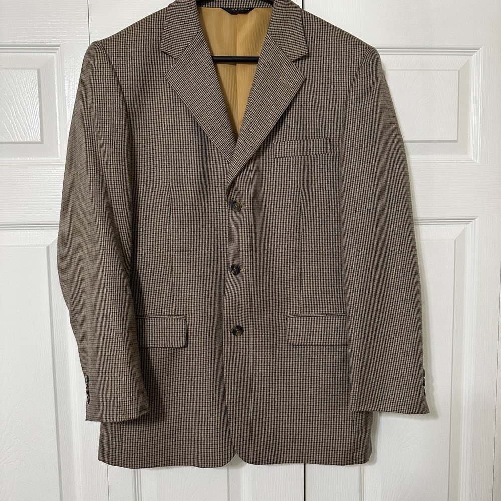 Size 38R Bolzano sport coat. Multi colored houndstooth pattern.Great condition.
